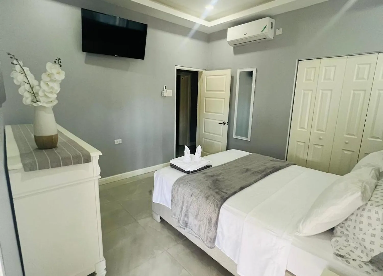 Kingston Vacation Home Two Bedroom 別荘