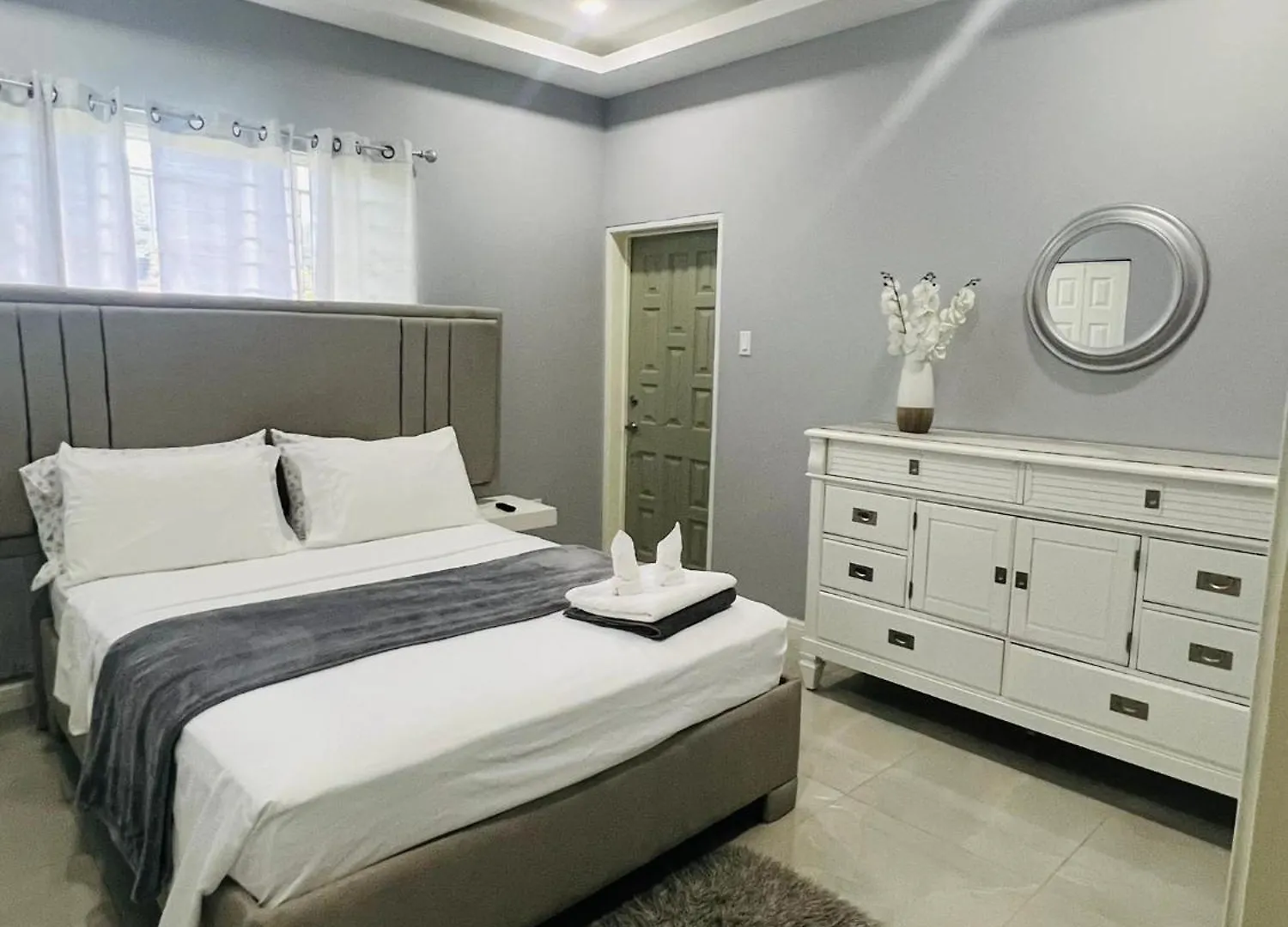 Kingston Vacation Home Two Bedroom Holiday home